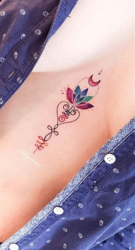 tatuajes entre pecho mujer|Tatuajes para mujeres en el PECHO: 30 diseños ATREVIDOS y。